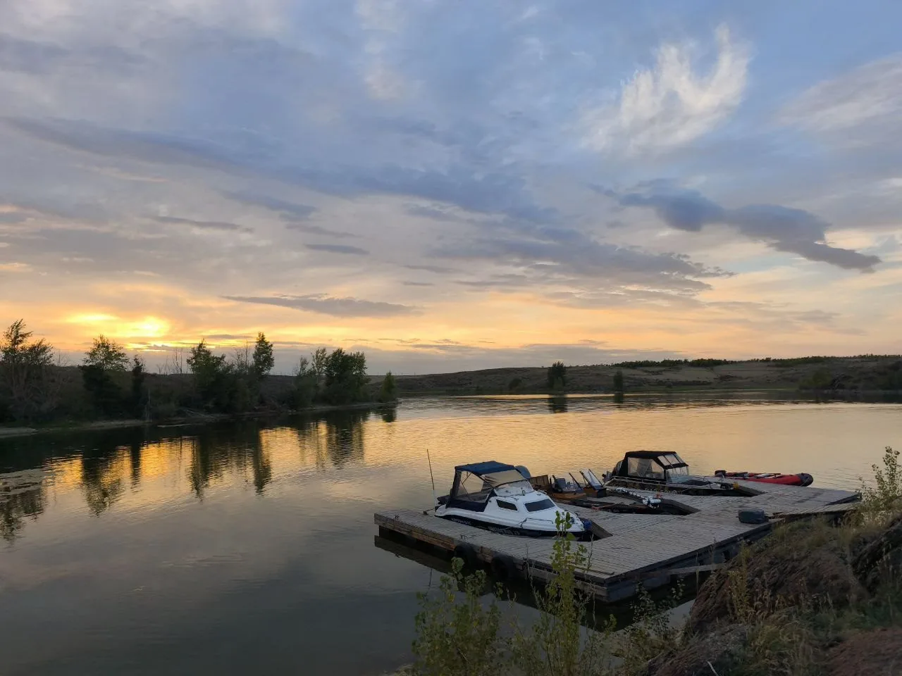 Закат на реке